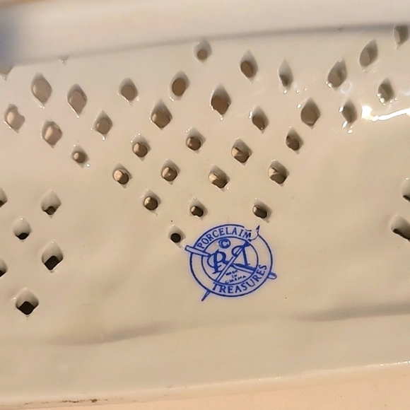 VTG PORCELAIN TREASURER WHITE AND GOLD LATTICE CUT BUTTER DISH WITH COVER - Picture 3 of 5